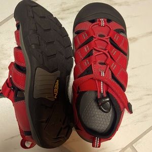 Unisex Keen kids water shoes sandals size 2 boys / girls RED used for 1 season.